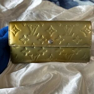 LV vernis Sarah wallet